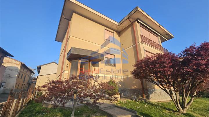 MOMO GROSSE ZWEIFAMILIENVILLA