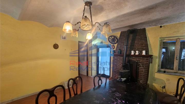 ALZATE DI MOMO – CASA INDIPENDENTE IN CORTE