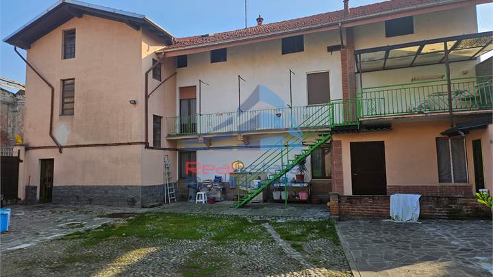 Zweifamilien Villa / Haus zu verkauf in Landiona