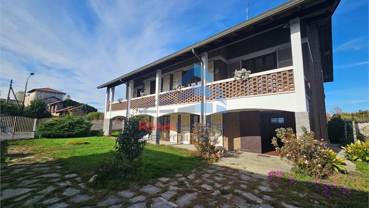 BIANDRATE- VILLA CON GIARDINO LIBERA SUBITO