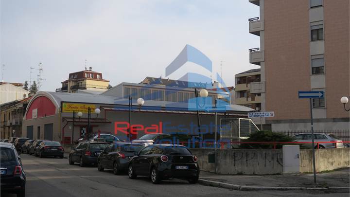Commercial Premises / Showrooms في بيع a Novara